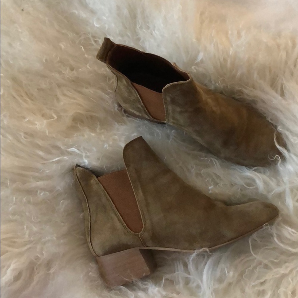 Perfect for fall Topshop Brown Suede Booties